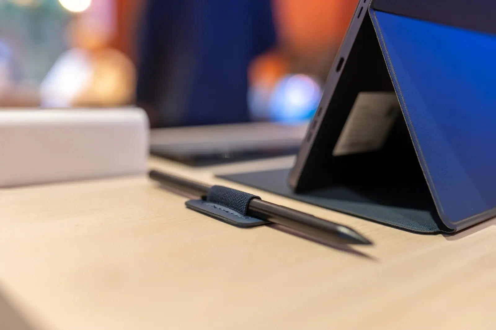 Tablette numérique posée sur un bureau avec un stylet, dans un contexte de travail créatif