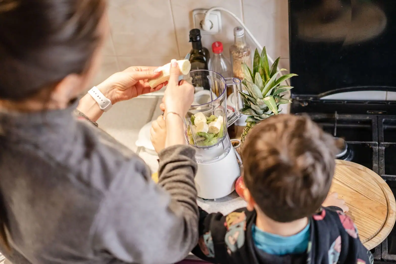 Blender de cuisine posé sur un plan de travail avec des fruits