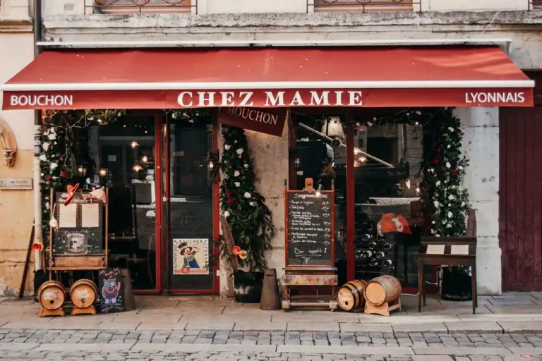 Café du commerce : l&rsquo;expression, le lieu et la table