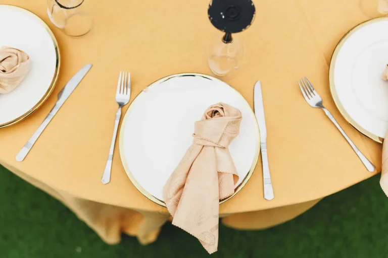 Comment plier une serviette de table : les pliages clés
