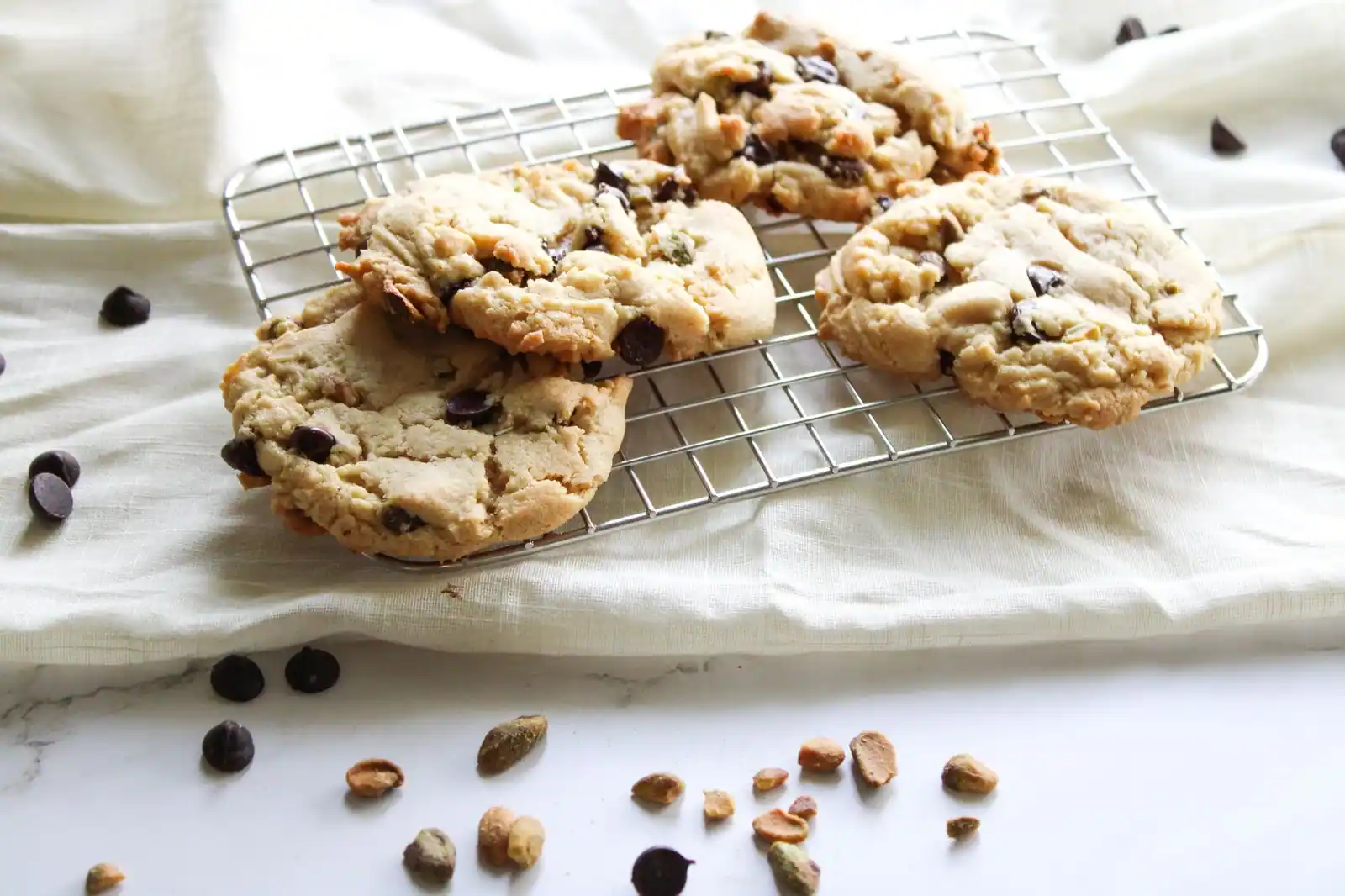 Cookies maison aux pépites de chocolat posés sur une grille de refroidissement métallique