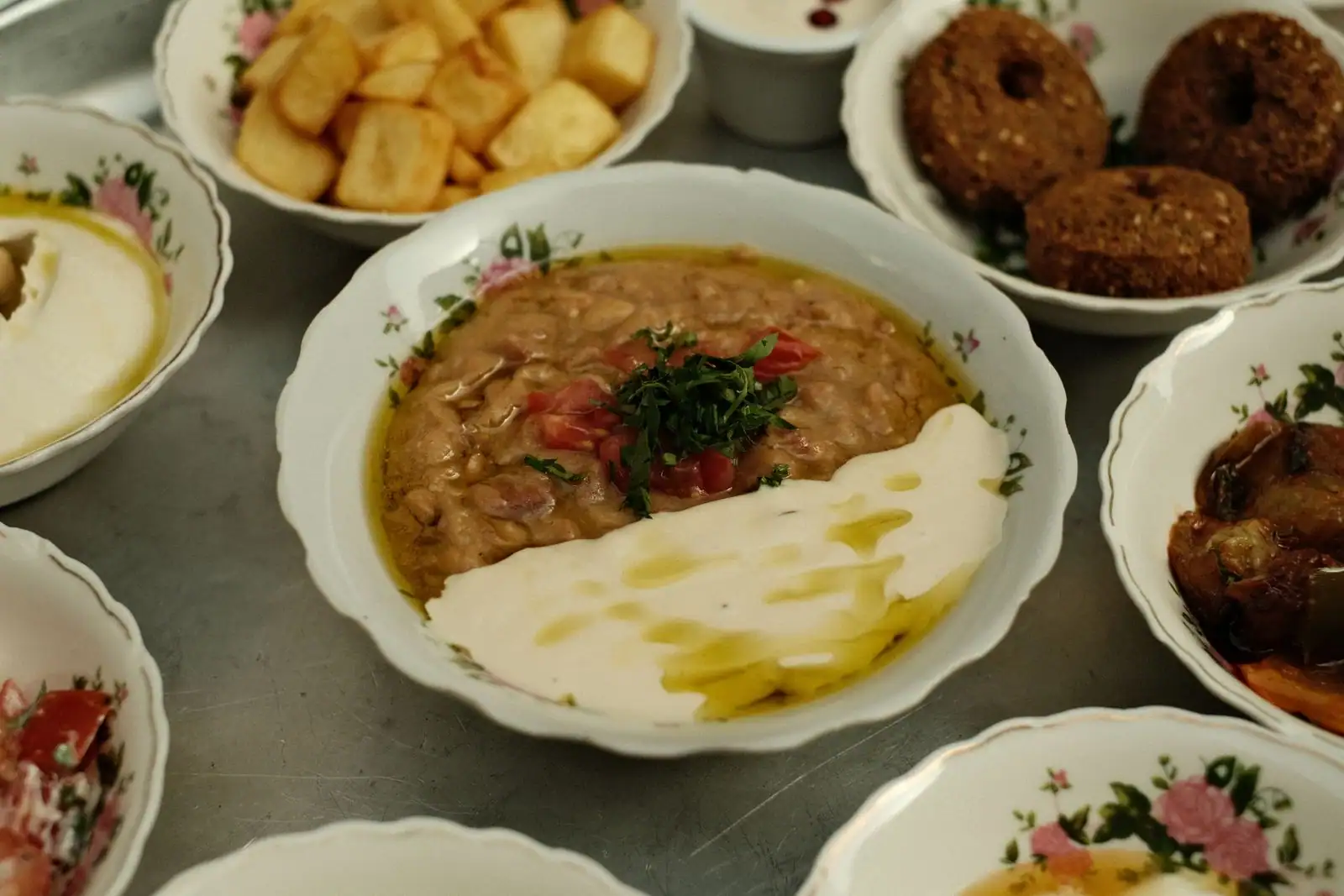 Assortiment de mezzés libanais à partager sur une table
