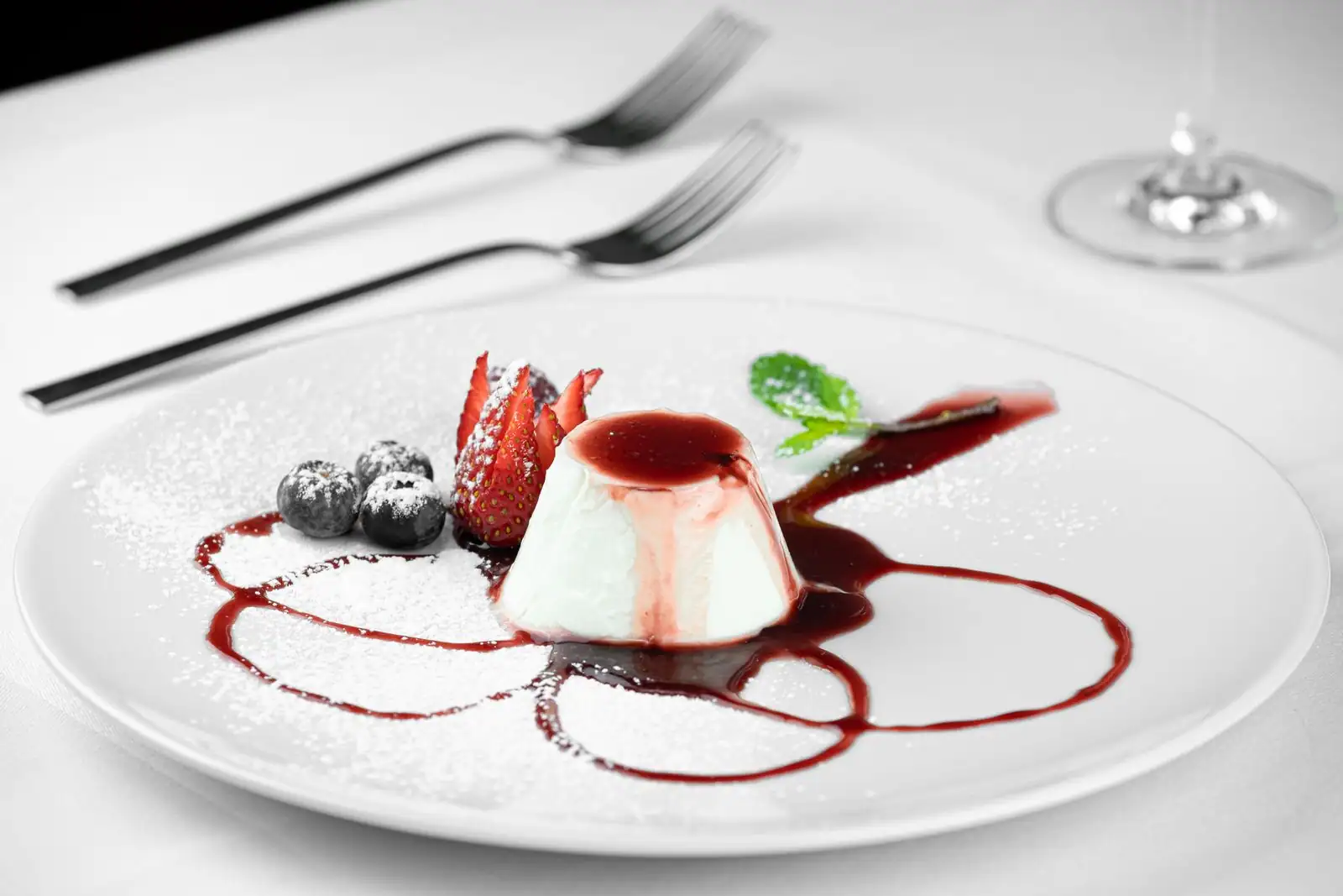 Dessert gourmand joliment dressé dans une assiette, présenté sur une table de repas