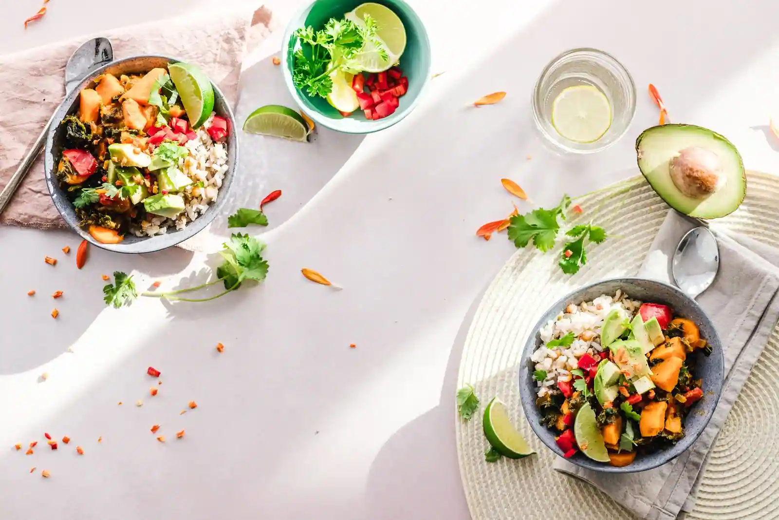 Deux bols healthy garnis de légumes, de céréales et d'avocat, un repas équilibré et coloré