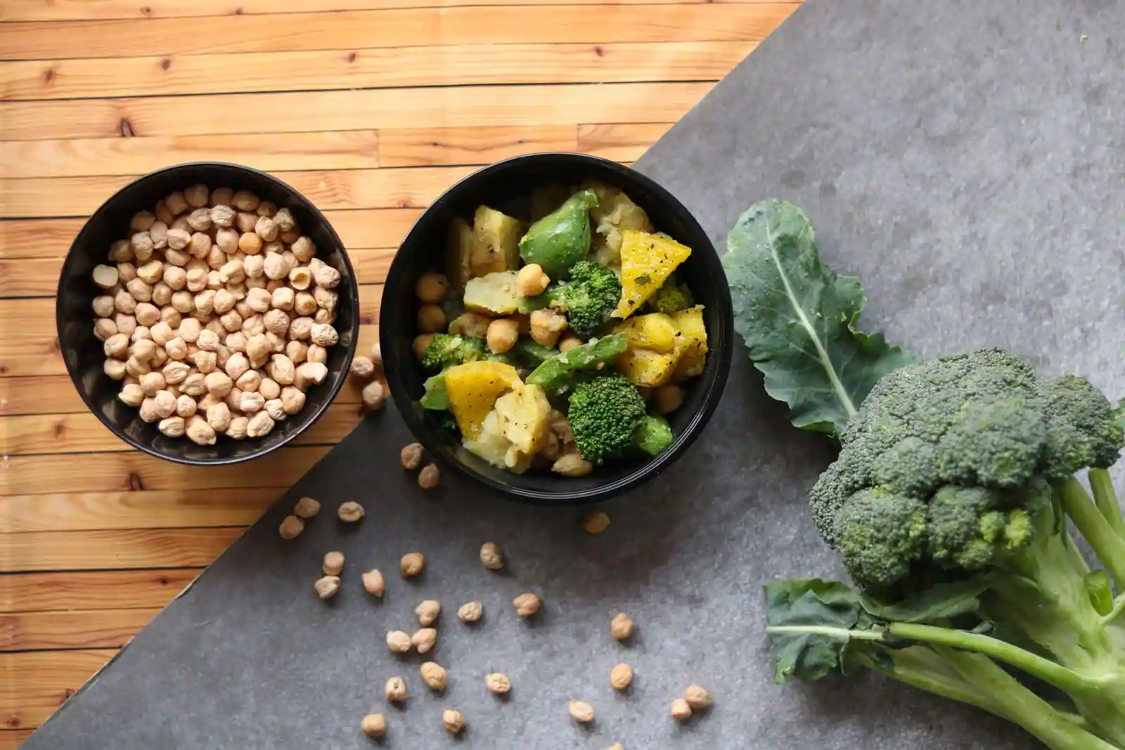 Deux bols : pois chiches et poêlée de légumes au brocoli et pommes de terre, avec un brocoli frais à côté.