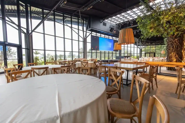 Café la Jatte : une table sous verrière, sur une île de la Seine