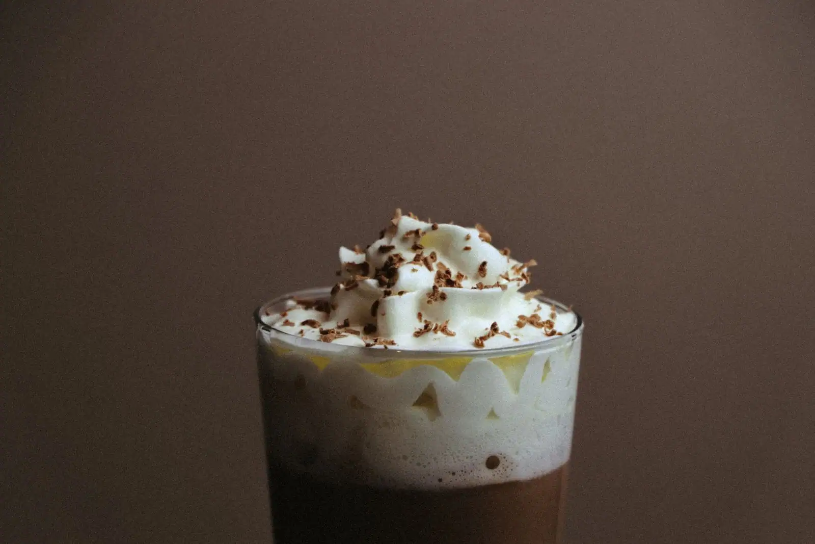 Café viennois chaud surmonté de crème fouettée et parsemé de chocolat râpé