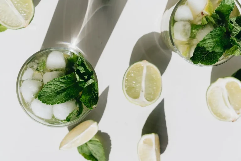 Cocktail Hugo : la recette et les gestes pour le réussir