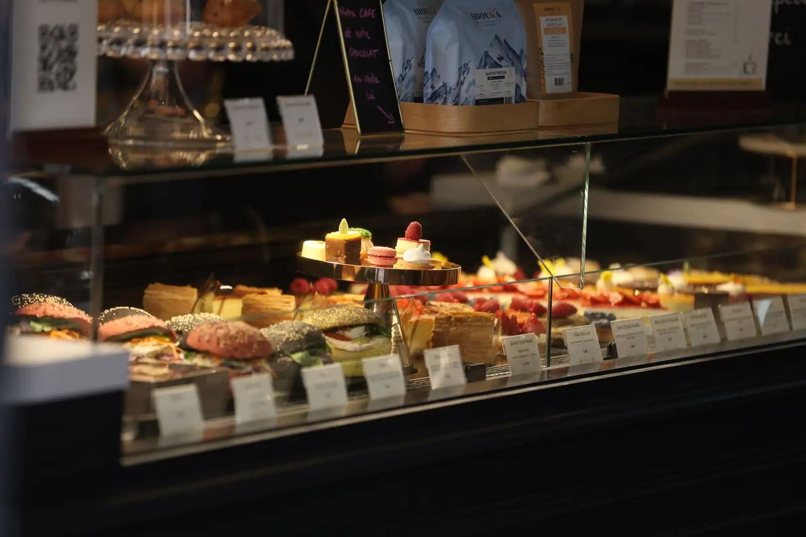 Assortiment de pâtisseries françaises classiques présentées dans la vitrine d'une pâtisserie