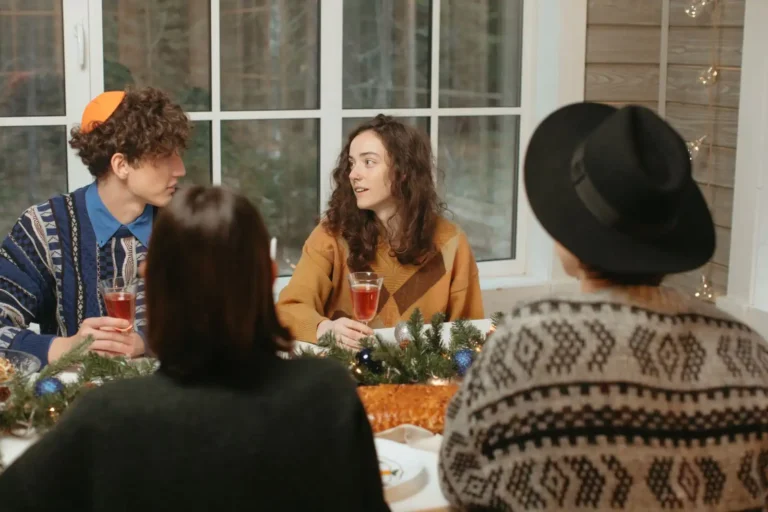 « Entre nous » : ce que veut vraiment dire l&rsquo;expression