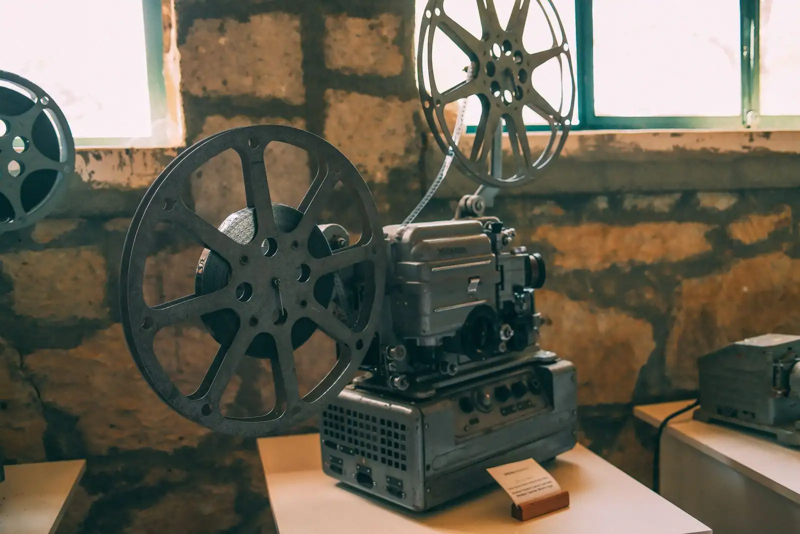 Projecteur de film ancien et ses bobines de pellicule posés sur une table, image d'illustration