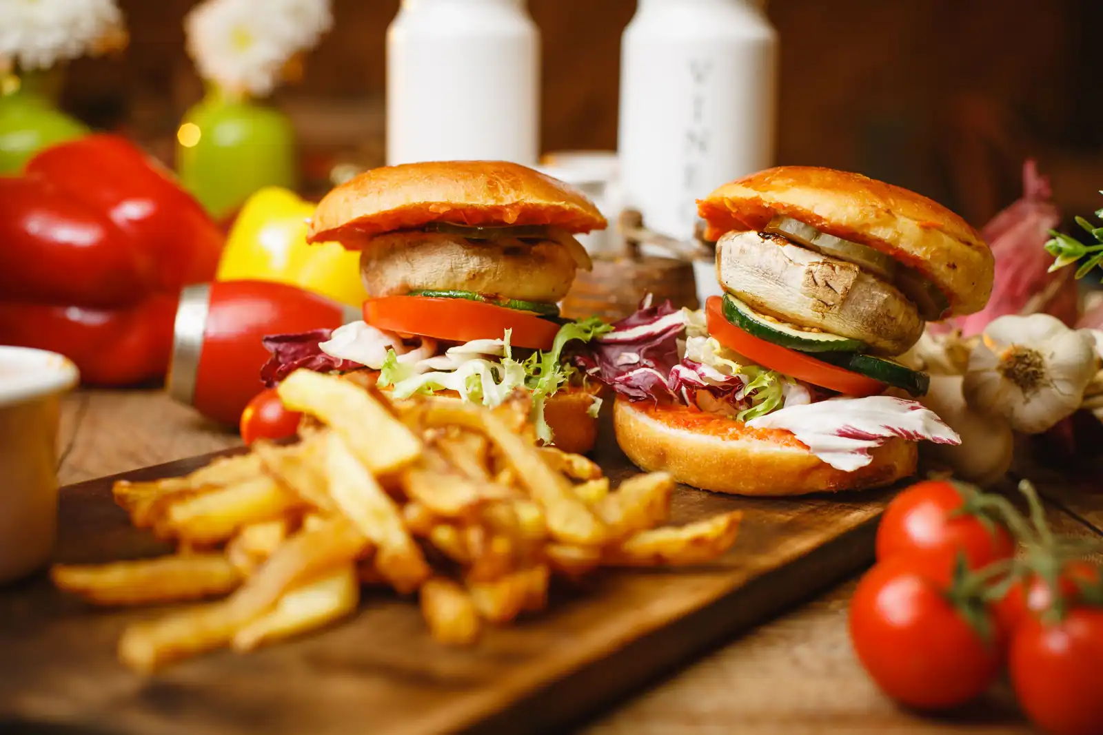 Deux burgers végétariens au champignon grillé, tomate et courgette, servis avec des frites