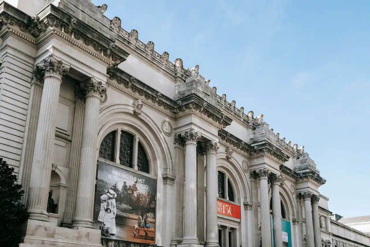 Façade à colonnes du Metropolitan Museum of Art, à New York, où se tient chaque année le Met Gala.