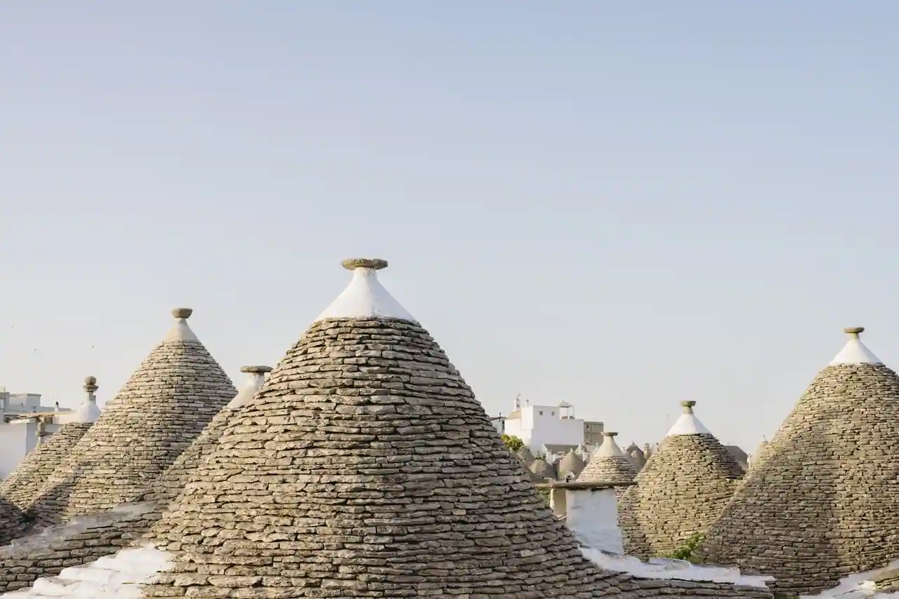 Toits coniques en pierre sèche des trulli, habitat typique des Pouilles, en Italie
