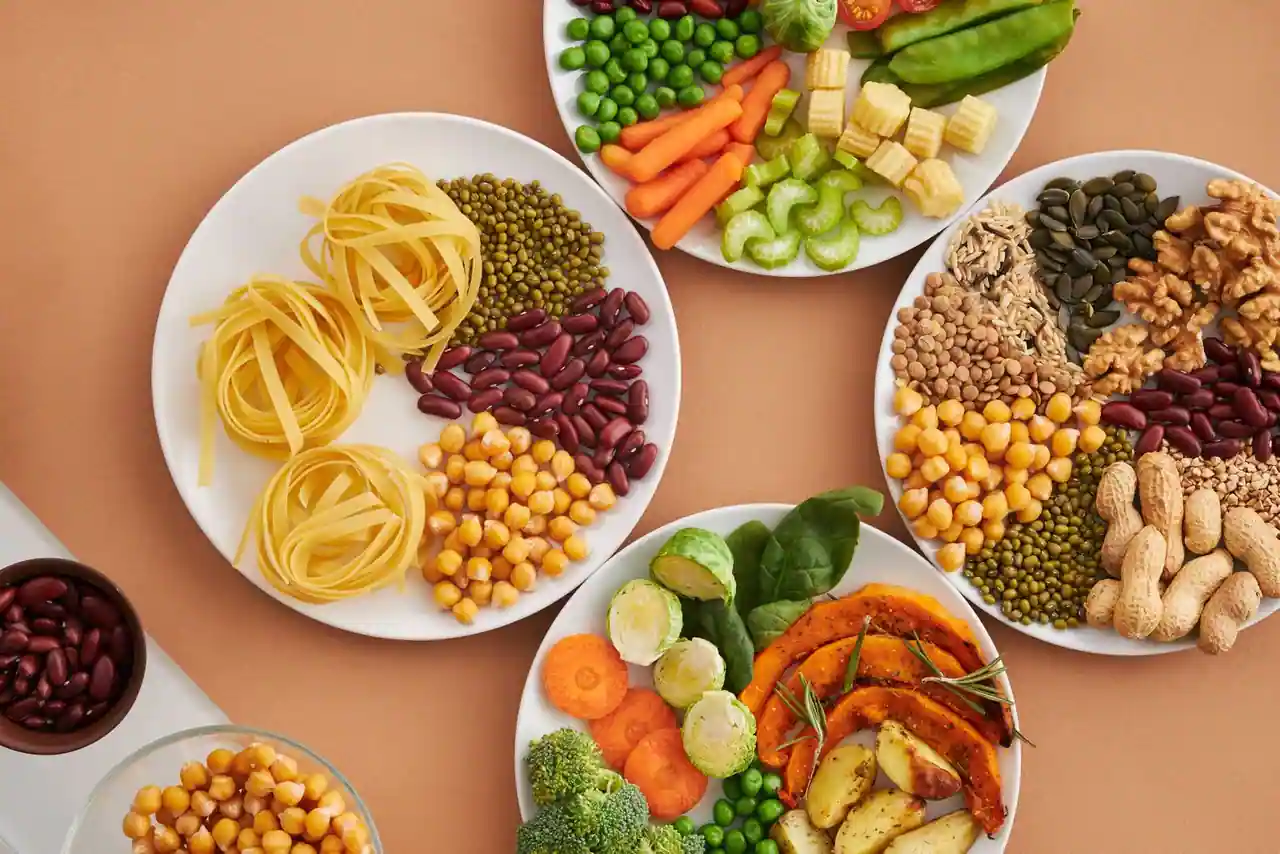Assiette de légumineuses, céréales, oléagineux et légumes, ingrédients d'une cuisine végane