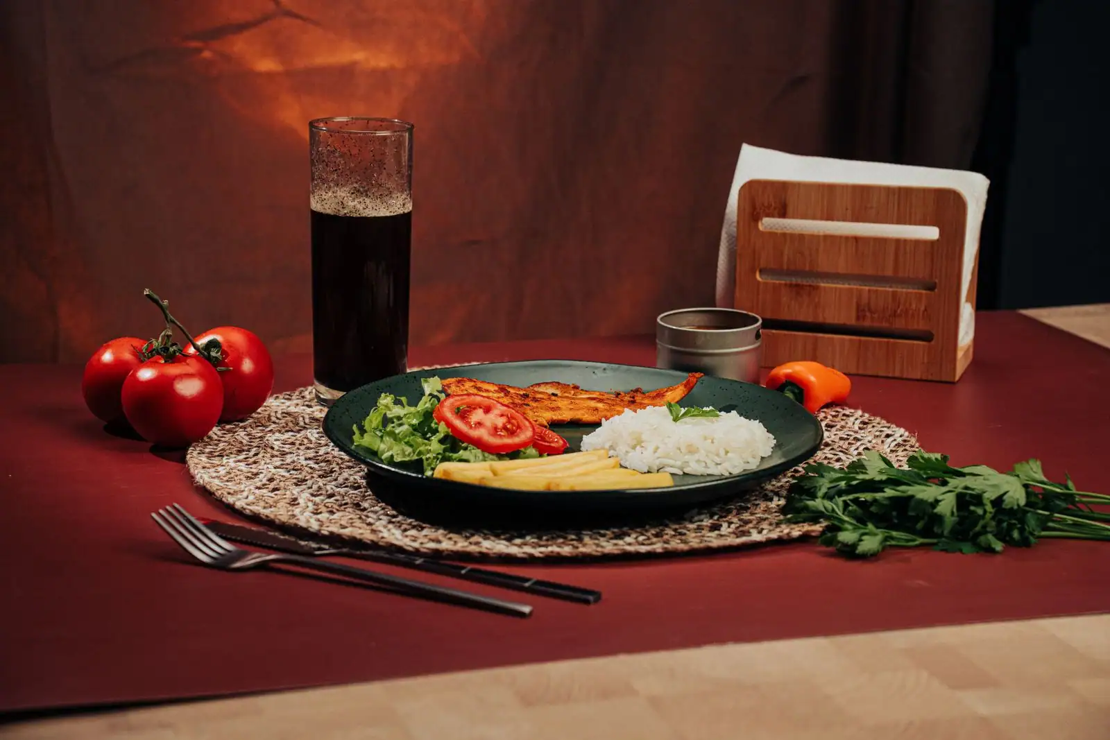 Assiette de dîner équilibré : légumes, source de protéines et féculents disposés sur une table claire.