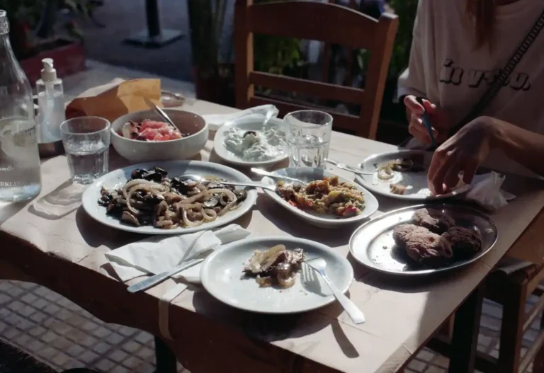 Restaurant grec à Paris : reconnaître une vraie table hellénique