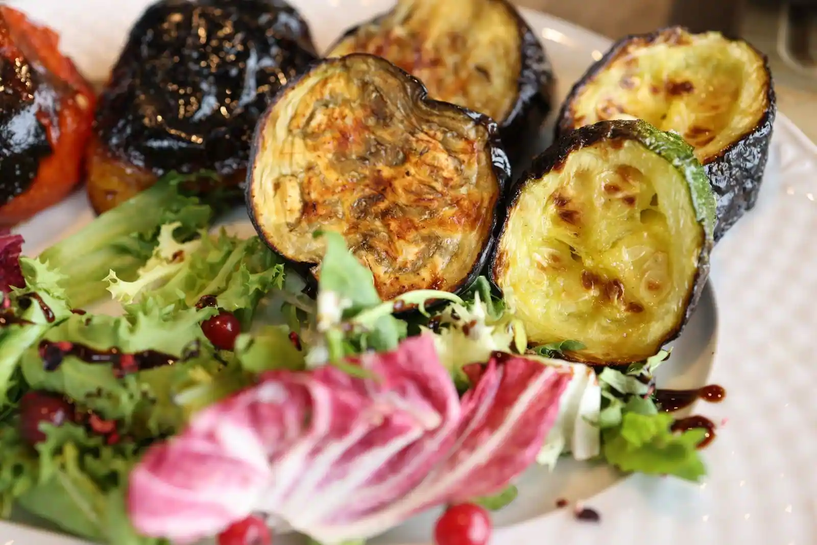 Assiette de légumes et repas léger dressée pour un dîner du soir, ambiance calme.