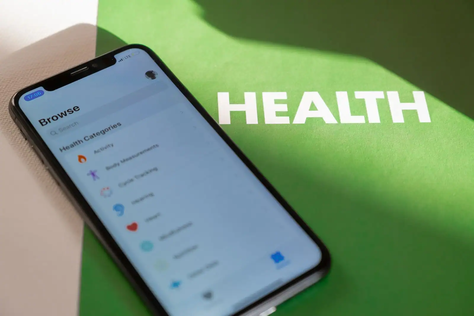 Main tenant un smartphone avec une interface d'application santé affichée à l'écran