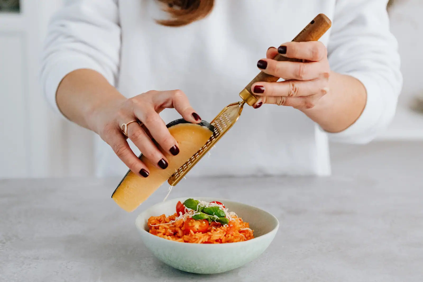 Risotto crémeux et parfumé, riz teinté et généreusement garni de parmesan.