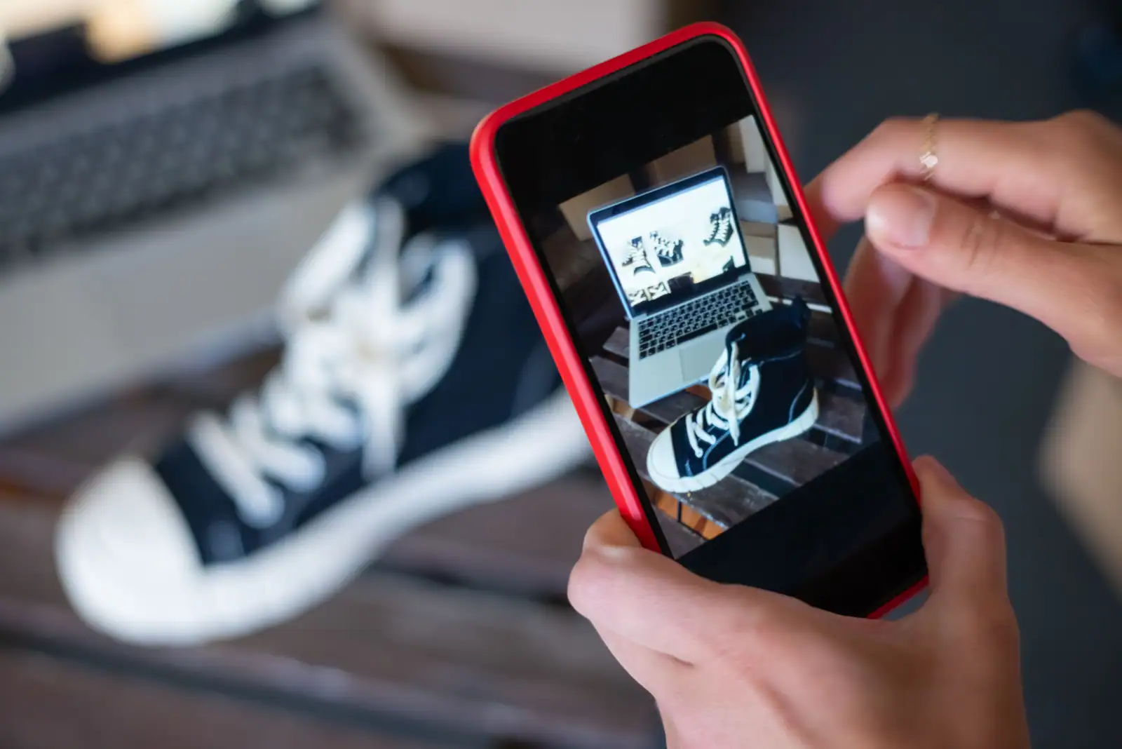 Photographie au smartphone d'une paire de baskets, pour une vente en ligne