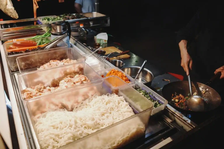 Wok street food : la technique pour retrouver le croquant à la maison
